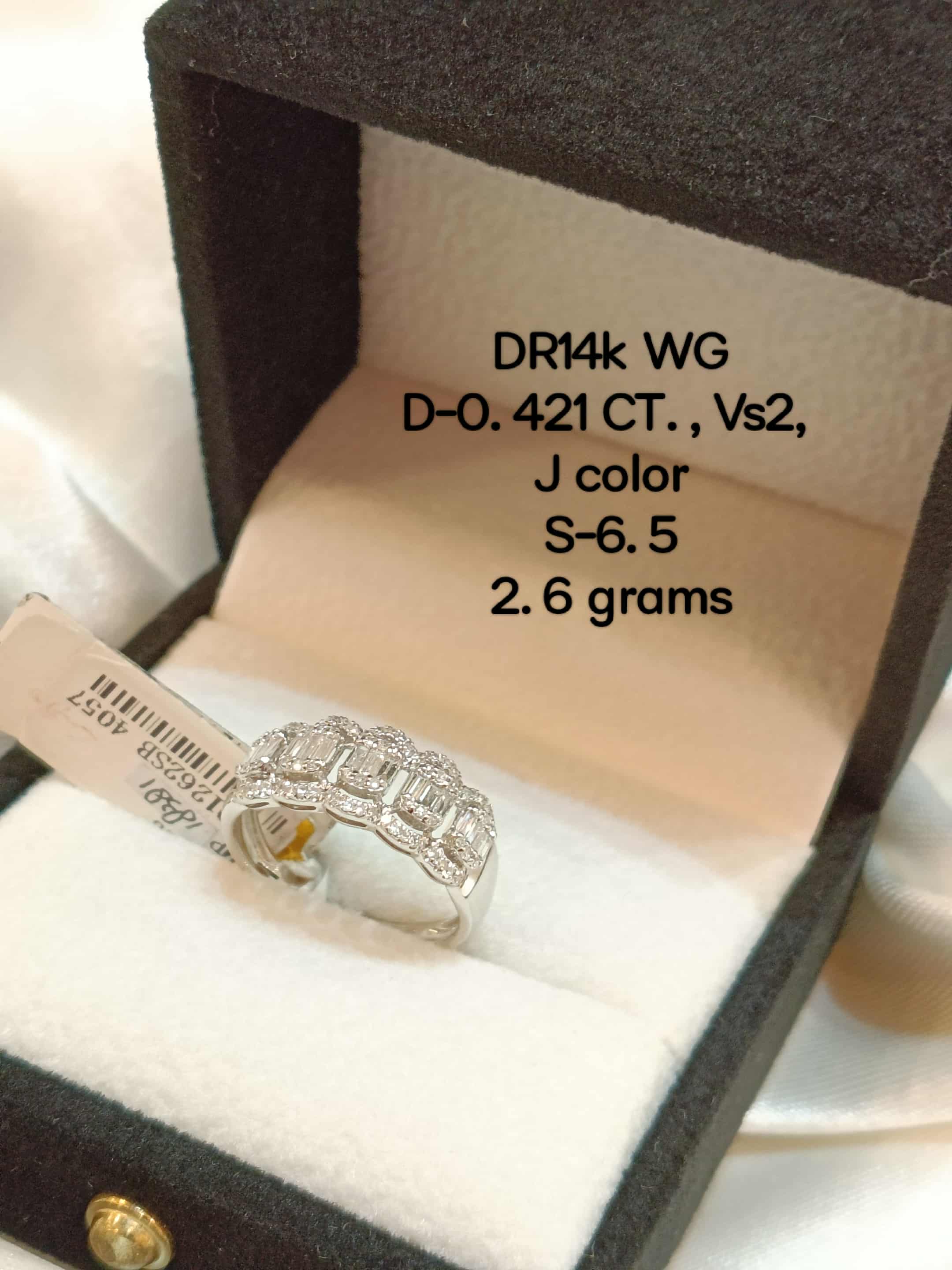 White Gold Multistone Ring with Round Brilliant Diamonds